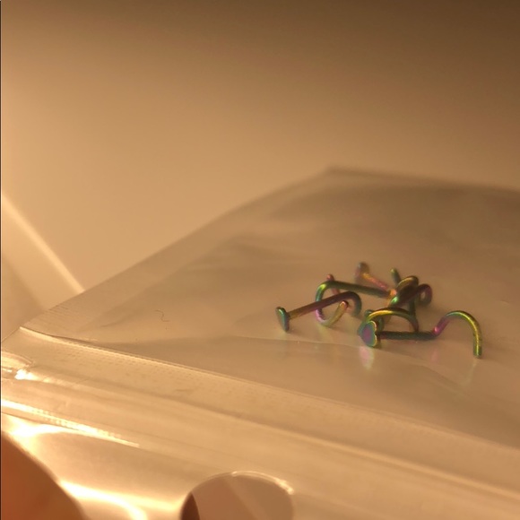 Screw nose studs - Picture 2 of 2